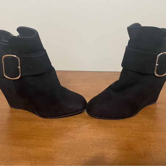 Women’s microsuede ankle wedges, size 7 - Picture 2 of 5